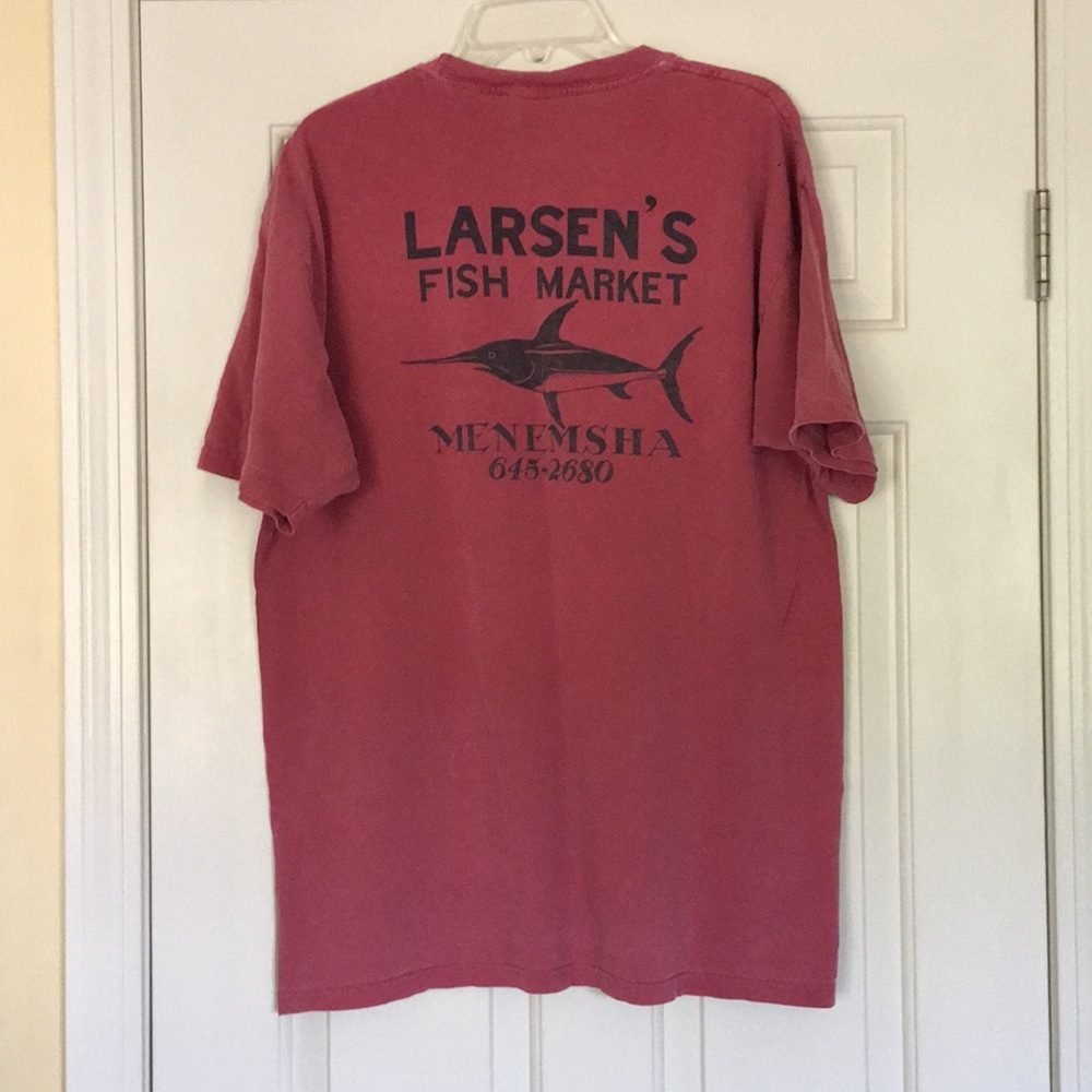 MEN’S LARSEN’S FISH MARKET MARTHA’S VINEYARD TEE